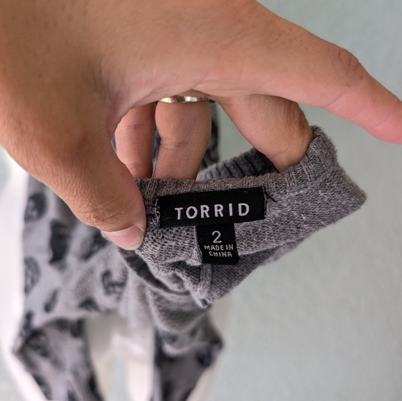 Torrid gray skull sweater size 2 - Picture 3 of 5